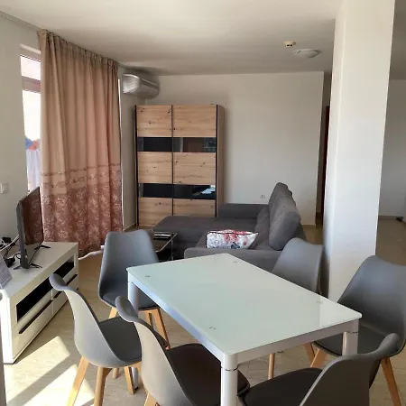 1-bedroom On The 6th Floor With Large Balcony アパート サニービーチ